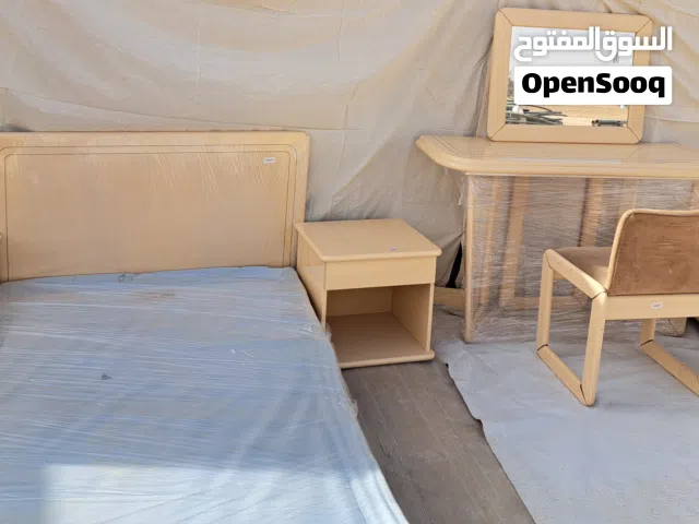 بيع اثاث غرف نوم راقيه عدد كبير   مكونه من سرير وكمدينات وتسريحه وطاوله تلفزيون