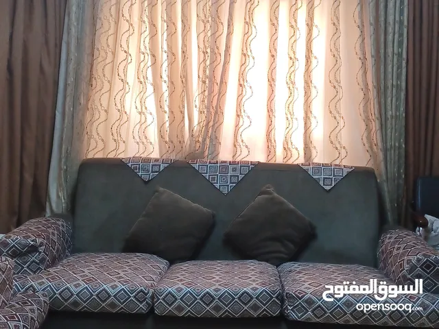 طقم كنب 7 مقاعد بحالة جيدة جدا مع طاولة وسط خشب وقزاز للبيع المستعجل بداعي السفر