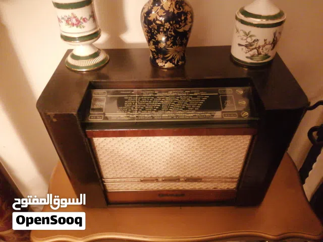 راديو انتيك  لمبات اصلي قديم بحالة جيدة جداً لا يعمل البيع على وضعه كوم منظر لمحبين اقتناء النوادر..