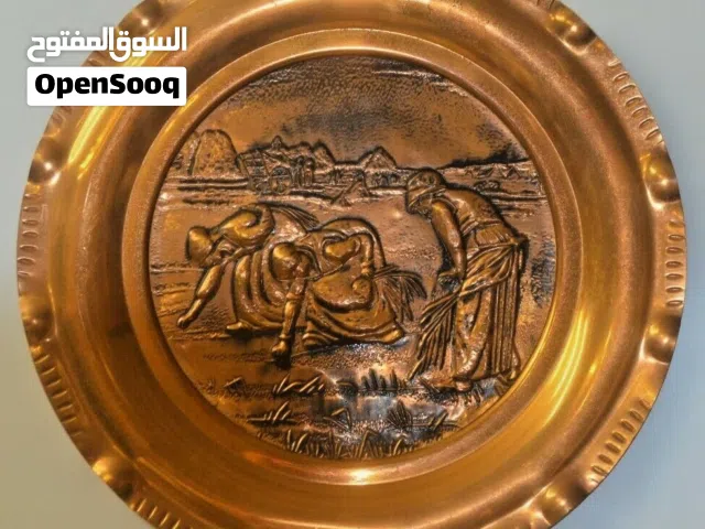 طبق عتيق مزخرف من النحاس أحمر