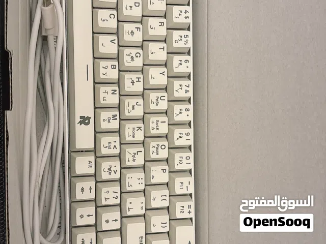كيبورد قيمنق ابيض واسود مع LED ومايك عازل الصوت احترافي للقيمنق LED وكام للبث ب جودة 1080