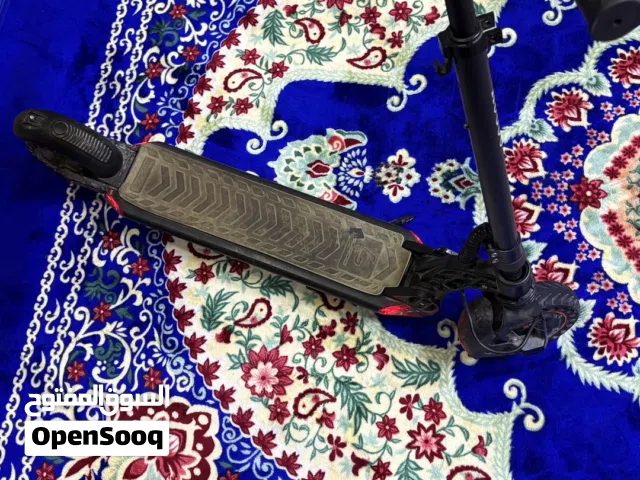 سكوتر كهربائي شركت kugdd  فيه ثلاث سرعات و أقصه سرعه 35   شبه جيد معا شاحن
