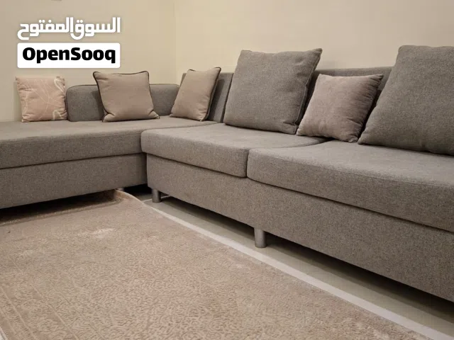 للبيع أثاث صالة ركنة حرف L + طاولة سفرة مع 4 كراسي