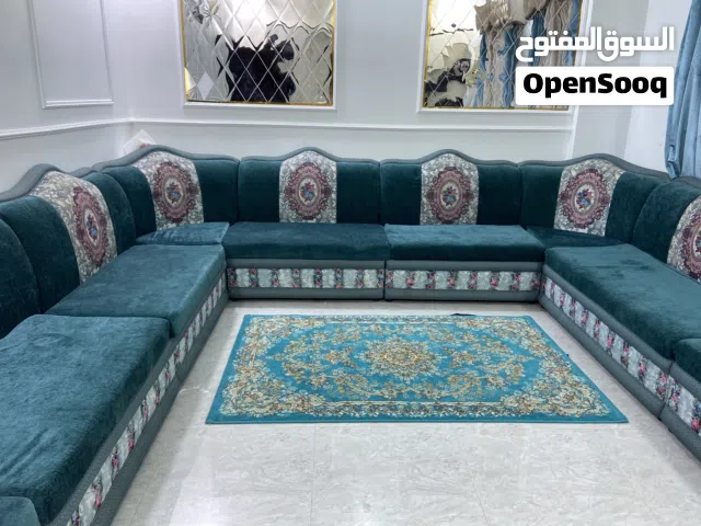 جلسه كامله حاله ممتازه مع طاولتين تقديم طعام مع زوليتين