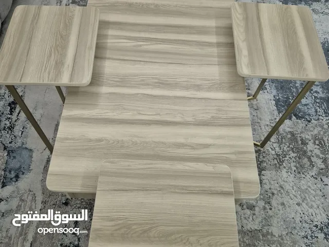 بيع طقم طاولات 5 قطع جديد (لون بني مع ذهبي خالي من الخدوش نظيف جدا )اثاث غرفة معيشه