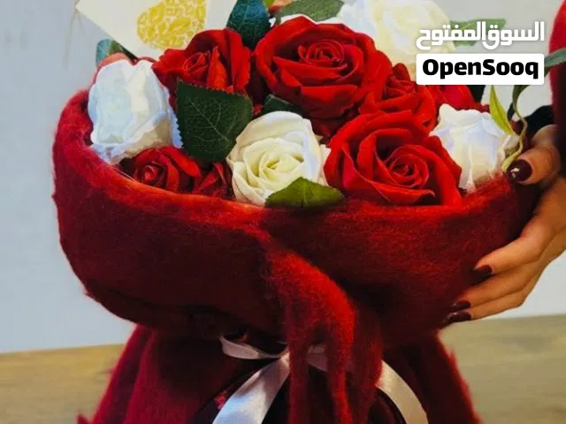 بوكيه ورد وسكارف ميكاسا الاحمر
