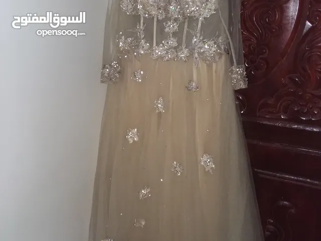 فستان خطوبة وعقد راقي جداً بسعر خيااالي ب25الف ريال يمني فقط
