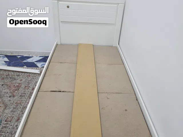 سرير مفرد وشاشه باناسونيك 42 بوصه عاديه