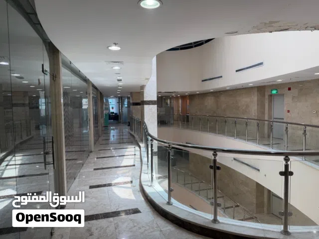 مكاتب، ومحلات للإيجار