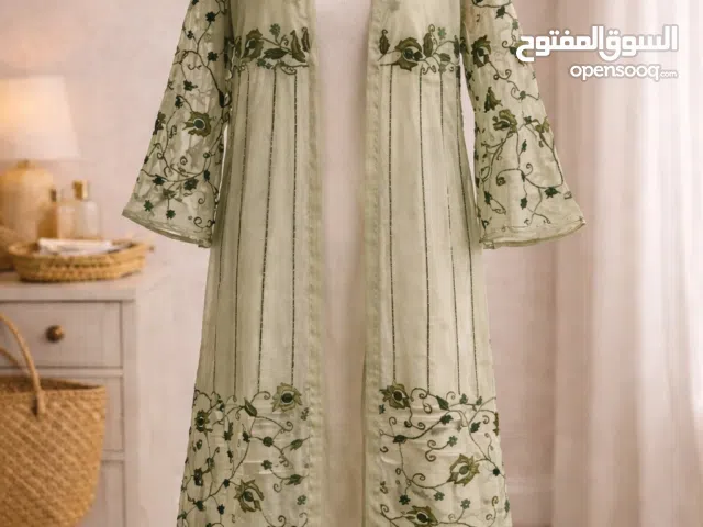 عباية كويتية شفافة بتطريزات من الزهور والأغصان باللون الأخضر الغامق ، مقاس XL