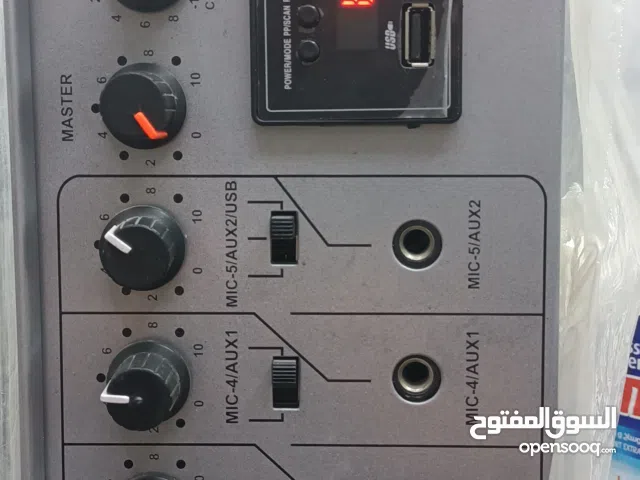 مضخم صوت مع سماعتين كبار