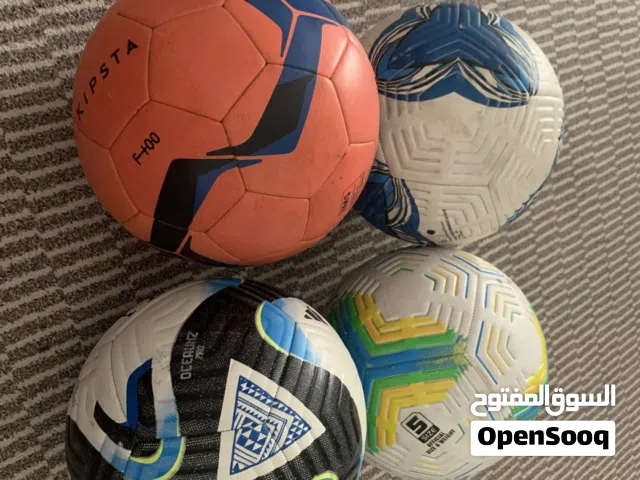أربع كور اصلية بحالة ممتازة جدا شبه الجديدة كرة النصر وكرة الدوري السعودي وكرة الدوري الانجليزي
