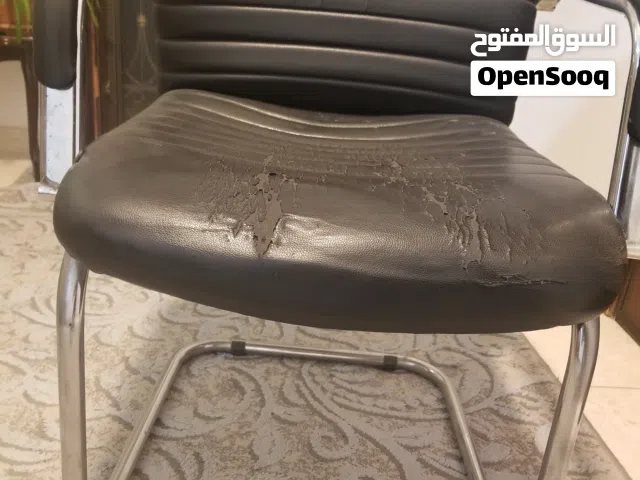 كرسي جلد وستيل عدد (1)  مستعمل  ....................................................................