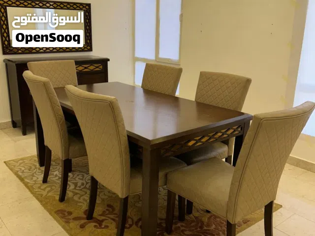 طاولة طعام للبيع مع الملحقات ( تم تخفيض السعر )