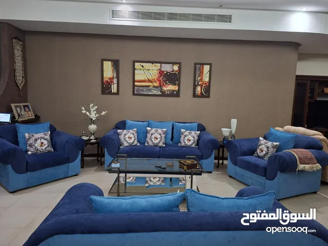 طقم كنب 7 مقاعد بحالة جدا ممتازة