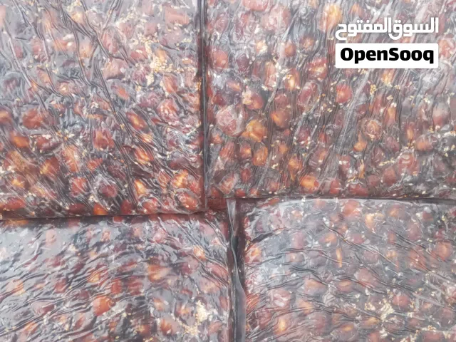 تمر برحي  ابى الخصيب مجبوس     التنكة 18 كيلو ب 65 الف             يوجد توصيل داخل البصرة فقط