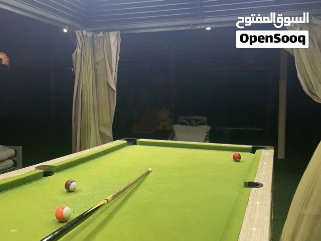 طاولة بلياردو pool table