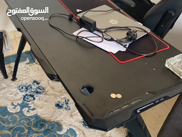 كرسي جيمينج براند و طاولة جيمنج براند و شاشة سامسونج استعمال خفيف جداً