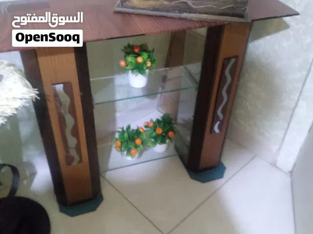طاولتين شاشة وحوض سمك بحالة جيدة