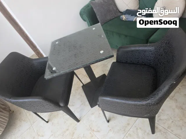 طاولة مع كرسبين