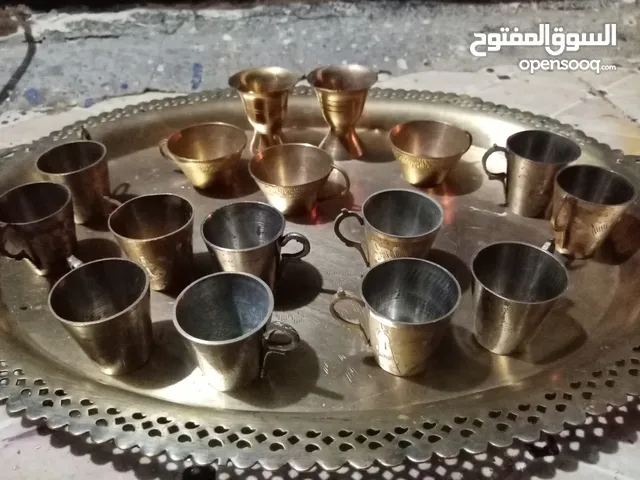 صدر بيضوي منقوش وكاسات وفناجين