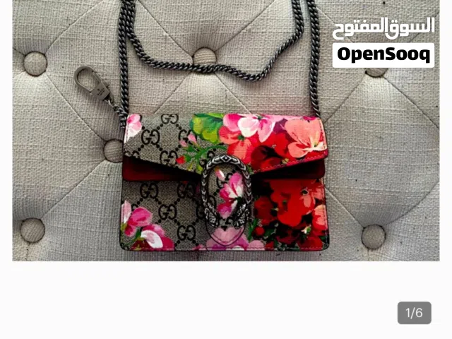 Used but very good condition.. my mini original Gucci flower ..