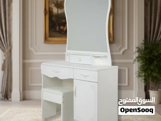 طاولة تسريحة بيضاء أنيقة مع مرآة ومقعد
