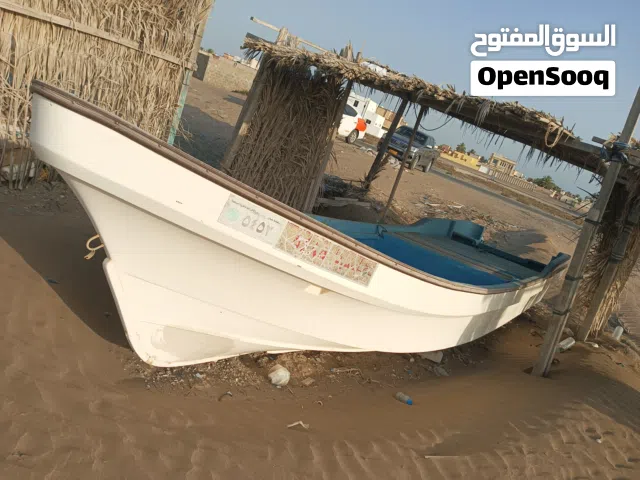 قارب مستعمل 25 قدم للبيع مصنع فيروز السعر 800 ريال للجادين أو للبدل بقارب 23 قدم
