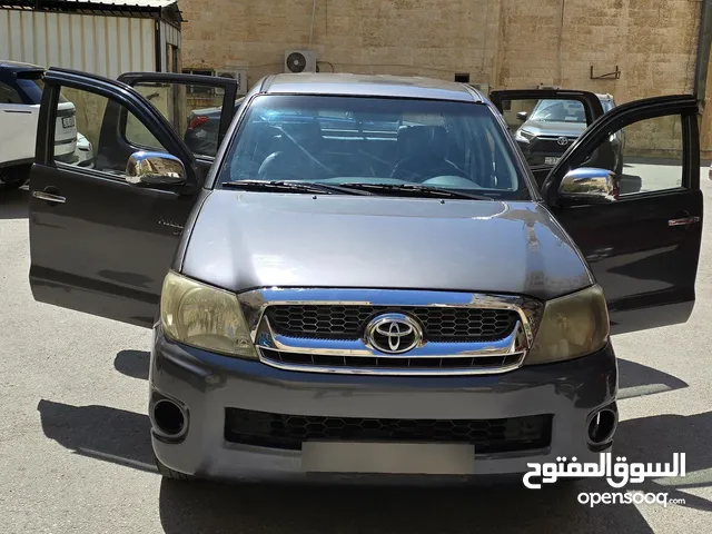 بيك اب تويوتا هايلوكس نقل مشترك ديزل موديل 2011 بحالة جيدة للبيع بسعر مغري