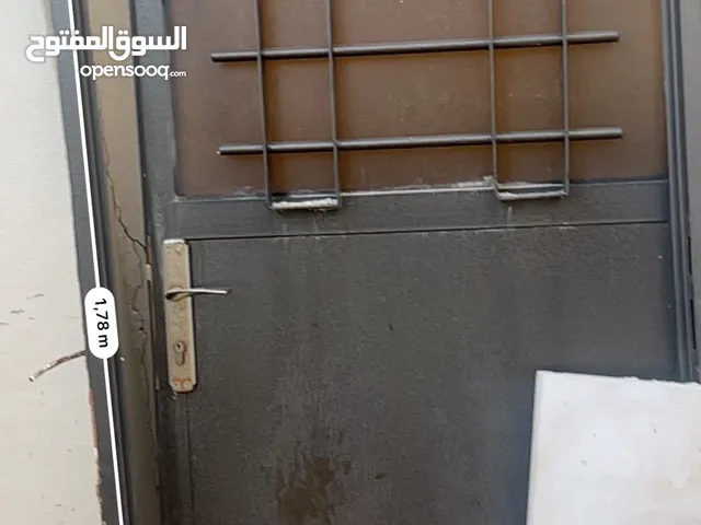 باب حديد مع قفل