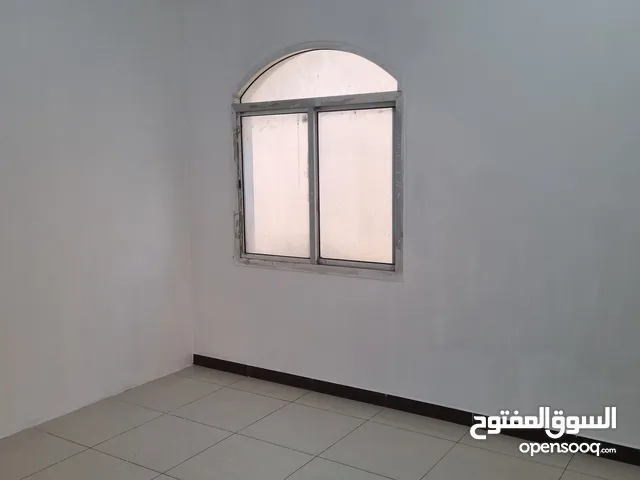 للايجار في المطار خلف اللولو مباشر غرفتين كبيرة وحمام ومطبخ شامل