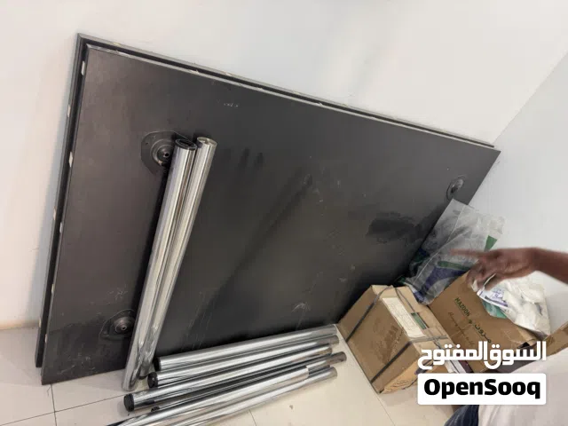 طاولتين خشبية بأعمدة حديدية