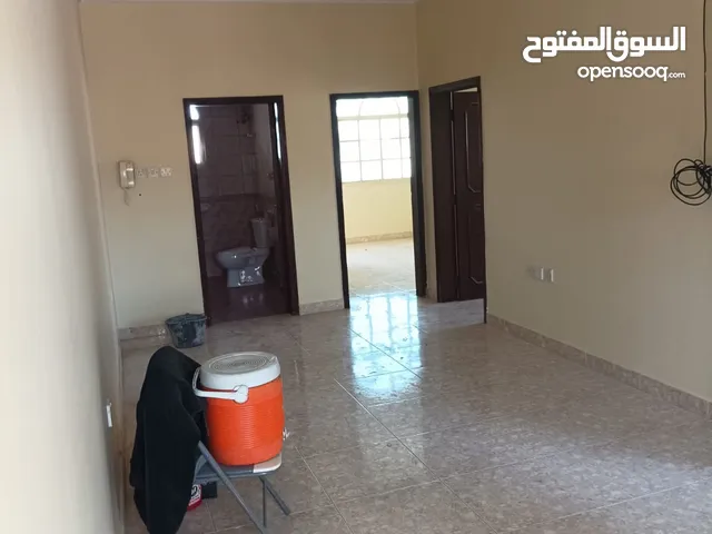 للايجار شقة في المحرق من غرفتين حمامين صالة و مطبخ و بلكونة