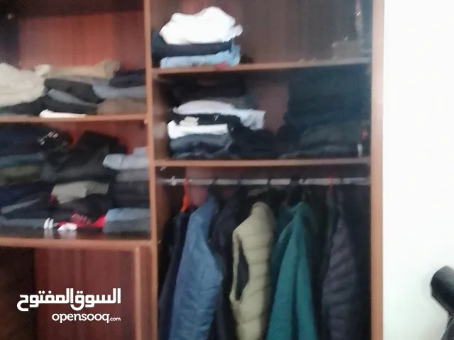 خزانة طابقين نظيفة جدا ما شاء الله عنها  لون بني خشب نظيف جدا