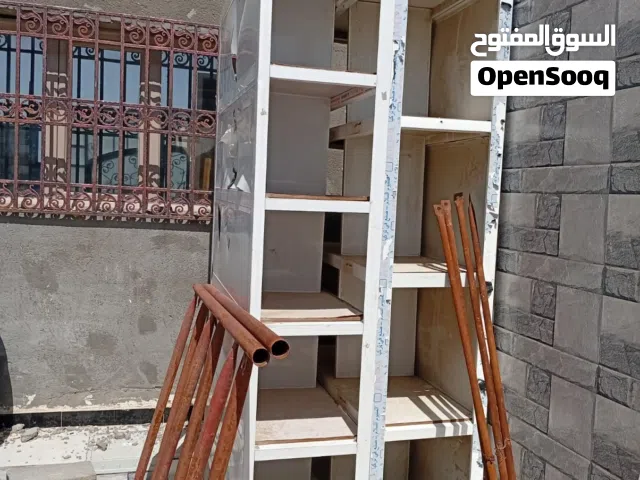 رفوف مستخدمه