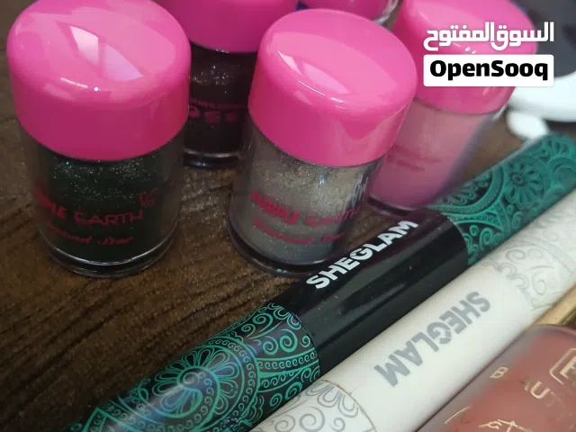 مكياج و فرشة سشوار كهربائية لشعر