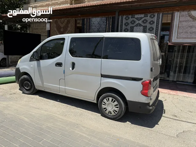 نيسان nv200