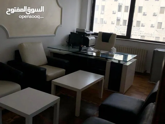 مكتب فاخر باطلالة مميزة بالجاردنز مع أثاث حديث للإيجار بالقرب من دوار الواحه