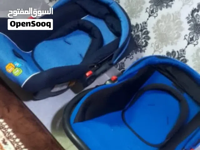 للبيع مستلزمات أطفال بحالة ممتازة  كرسي هزاز عدد 2، بانيو مع سطل و مغرفة، وزينة مواليد (حسب الصور).