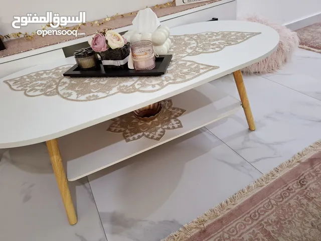 طاولة معيشة بيضاوية لون ابيض