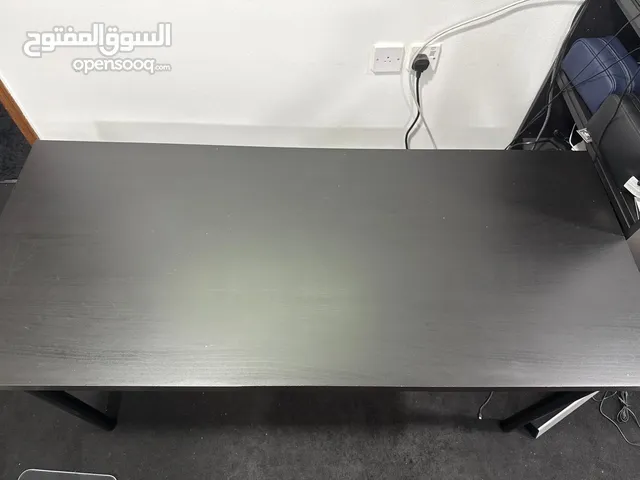 للبيع طاولتين بحجمين على شكل طاولة زاوية استعمال خفيف جدا للحجم الاكبر والحجم الاصغر جديدة كلياً
