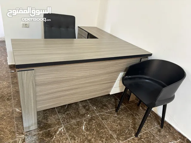 مكتب خشبي + كرسي مكتب + كرسي انتظار 65 دينار اردني
