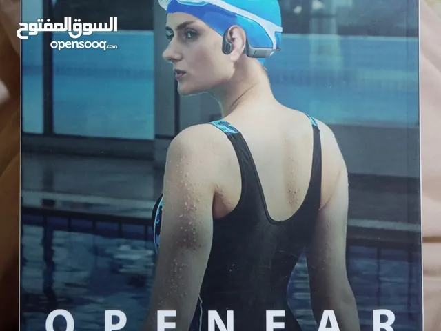 سماعة OpenEar Bone تعتمد على تقنية التوصيل العظمي تنقل الصوت عبر عظام الجمجمة بدلاً من فتحة الأذن .
