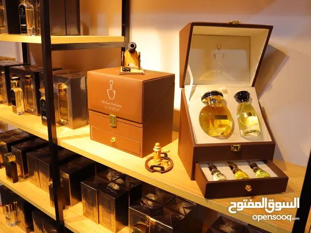 للبيع محل عطور فاخر بعائد استثماري 40% جاهز للنجاح مجهز بالكامل + حسابات رقمية قويةمع تقييم 5