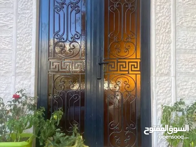 أبواب حديد وجميع الأنواع شبابيك وغيرها نوفر هذه الخدمة مع التركيب بأنواع حديد معتمدة ومميزة من تركيا