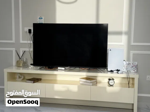 طاولة للتلفزيون خشب الطول اكثر من مترين مناسبة للصالة او المجلس