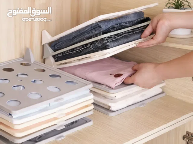 "Stackable Clothes Organizer Board" se traduit en arabe par :  لوح تنظيم الملابس القابل للتكديس