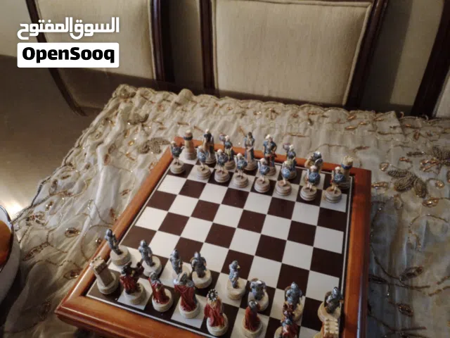 طاولة شطرنج فخمة للبيع  طاولة شطرنج مميزة بقطع ثقيلة ومزخرفة (ستايل تاريخي/روماني) مناسبة للديكور
