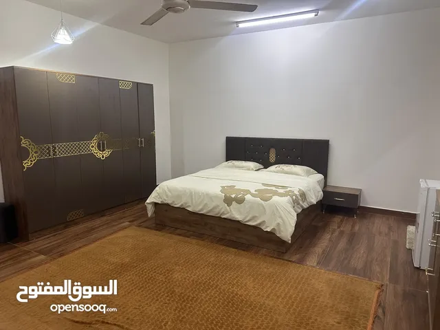 غرف للايجار الشهري للبنات أو عوائل vip الخوض السادسة قريب من الخدمات ومقابل سكوير