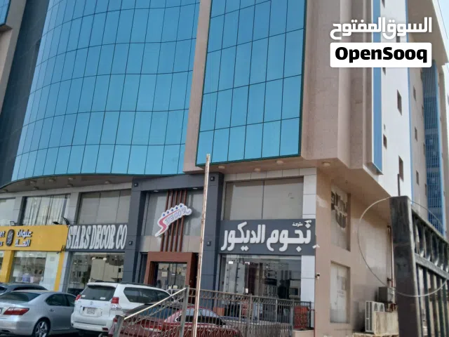 ggتقبيل معرض تجاري فاخر على شارع جاري رئيسي